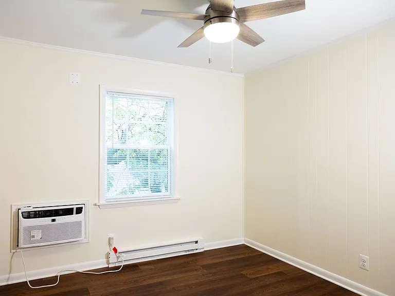 1102 Leonard St — Photo 8