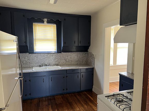 5th image of 817 6th Streetgarage Apartment
