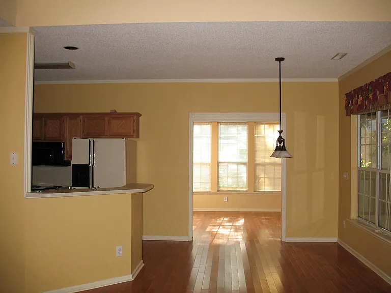 657 Leisure Ln — Photo 2