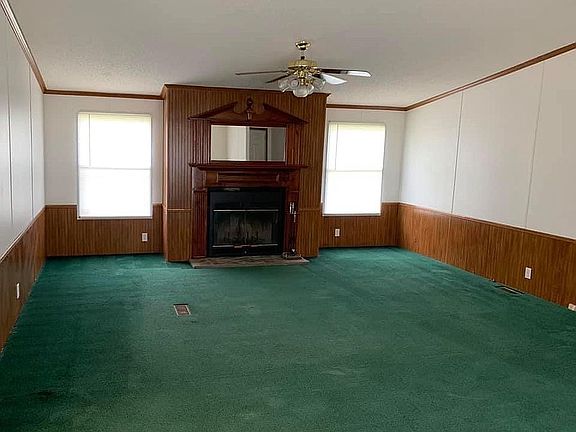 LR has Vaulted Ceiling