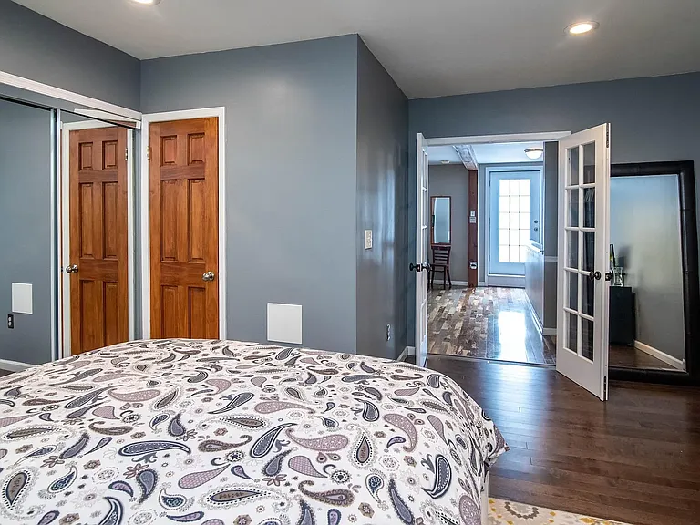 213 W George St — Photo 15