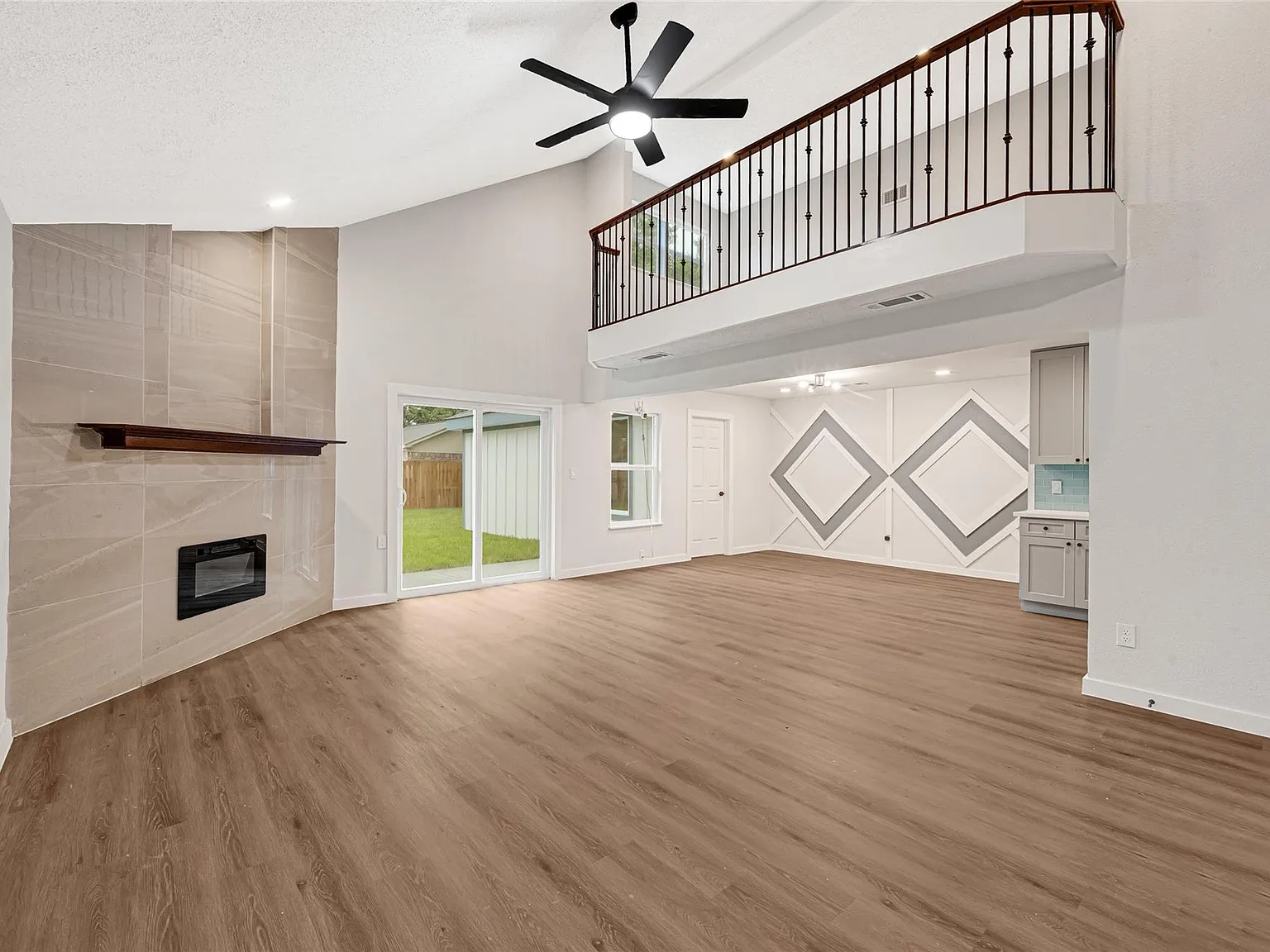 4 bed, 2.0 bath, 2228 sqft, $2,300 — Photo 3