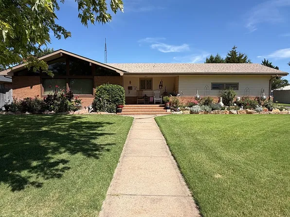 208 Plaza Ave, Dodge City, KS 67801