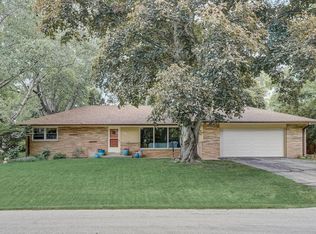 2400 W Apple Tree Rd, Glendale, WI 53209