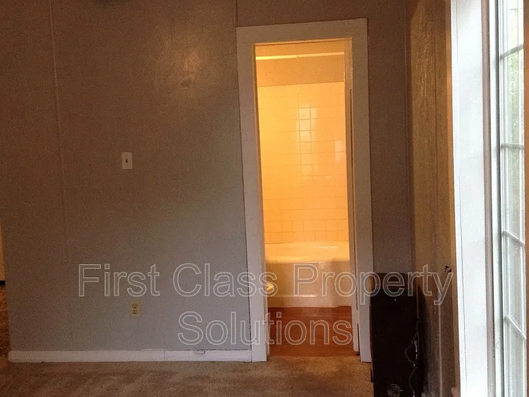 121 NW 29th St #3/4 — Photo 3