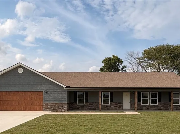 1152 Lafayette Dr, Lake Lafayette, MO 64076