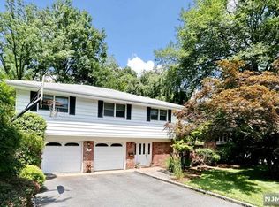 125 Royal Dr, Park Ridge, NJ 07656