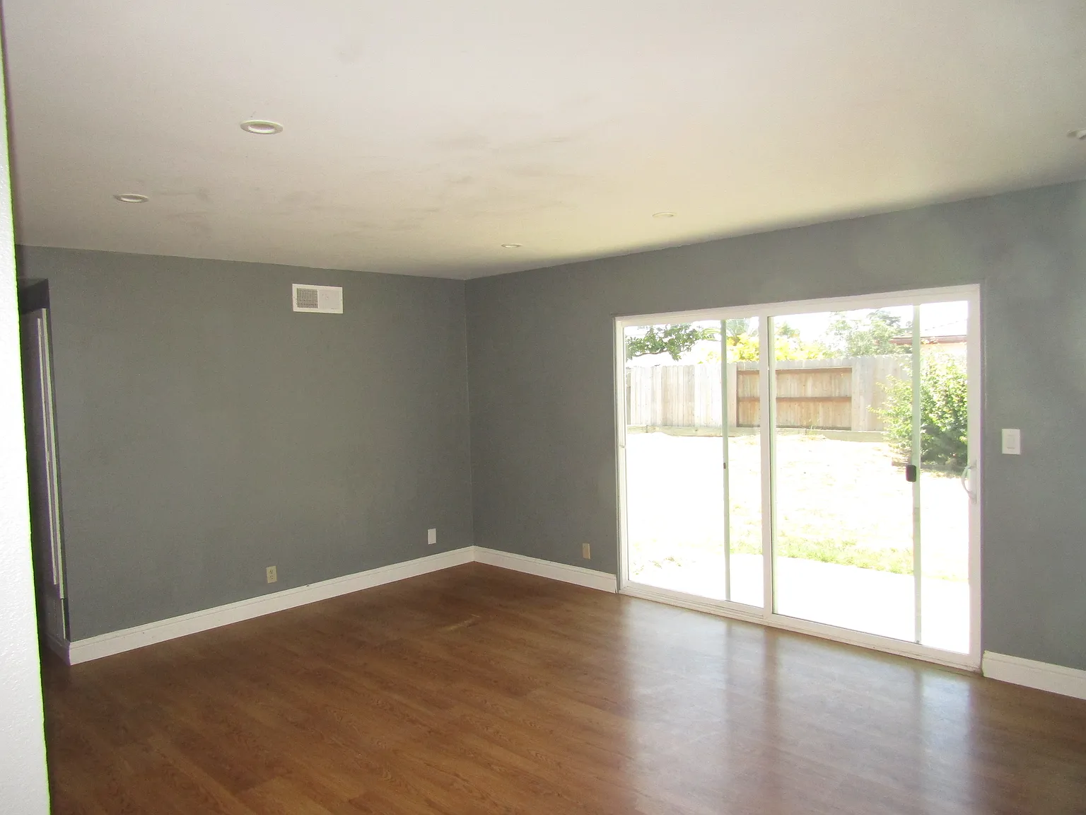 3 bed, 1170 sqft, $3,045 — Photo 3