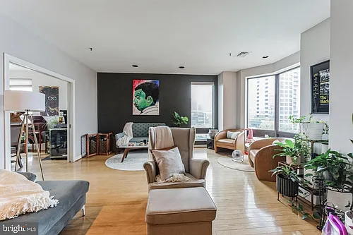 10 E Lee St #1-909-1 Photo 1