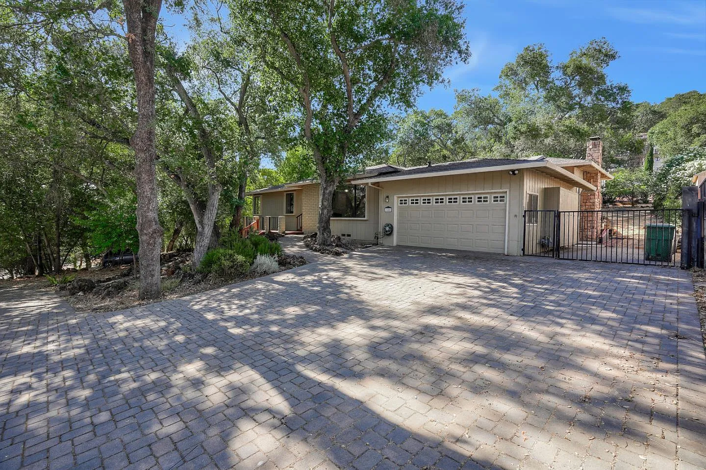 17461 Holiday Dr photo 1