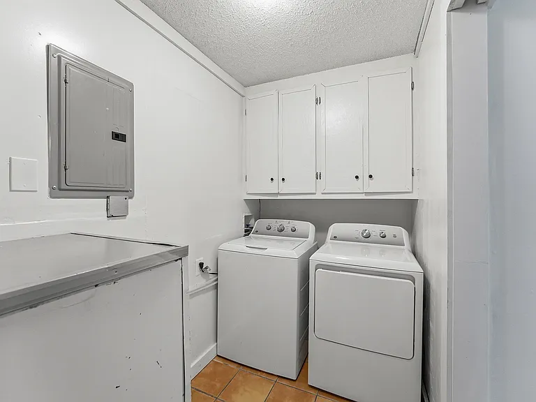 2524 W 79th Ter — Photo 12