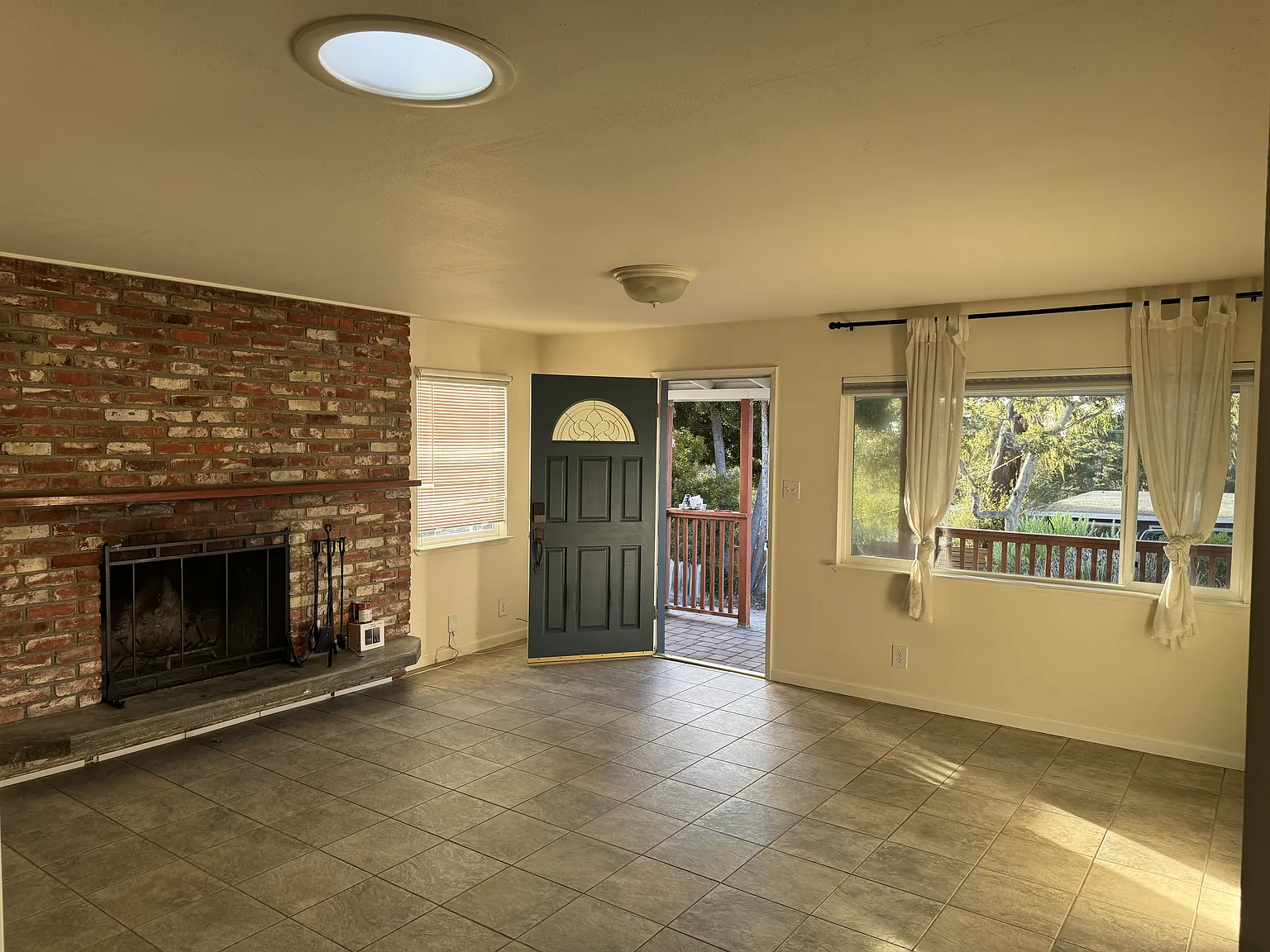 3 bed, 1584 sqft, $5,200 — Photo 2