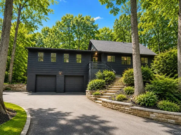 111 Fleets Cove Rd, Huntington, NY 11743