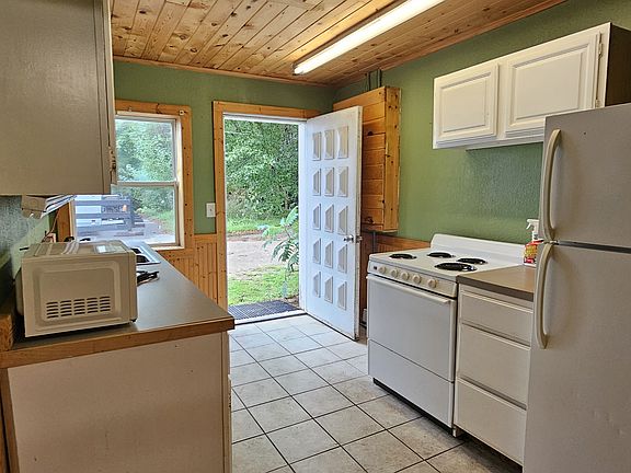 4th image of 4586 Main St