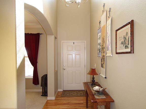 2-Story Ceilings & Hardwoods
