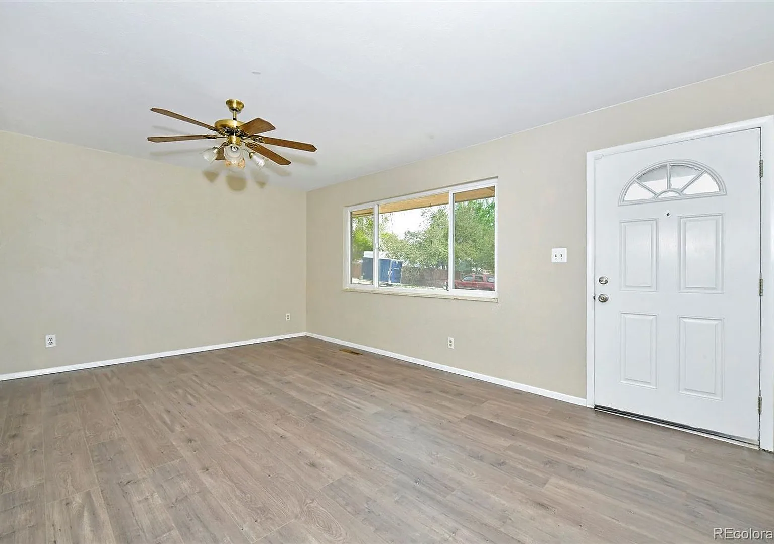Great house near UCCS with 2x kitchen and 2x laundry! — Photo 3