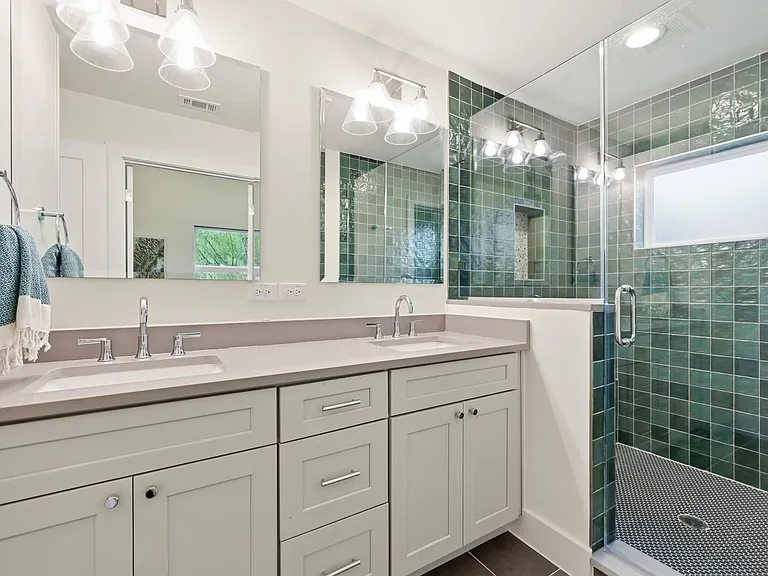 1307 Delano St #1 — Photo 10