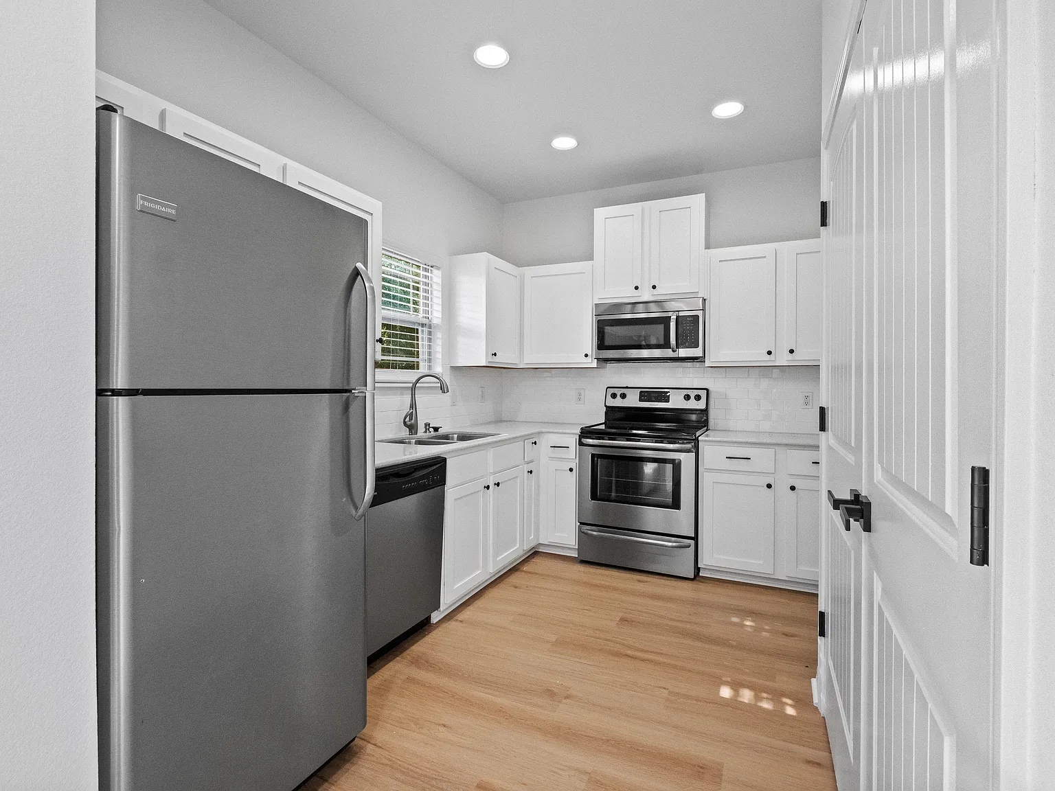 3 bed, 2.5 bath, 1350 sqft, $2,150 — Photo 3