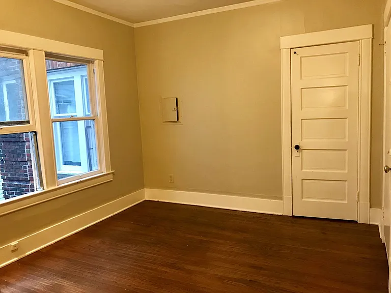 220 Belmont Ave E — Photo 16