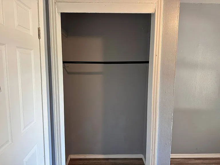 808 E Bank St — Photo 11