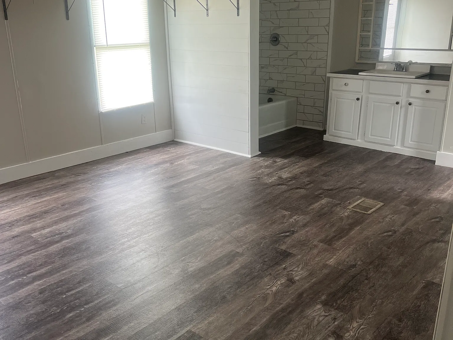 3 bed, 960 sqft, $1,055 — Photo 3