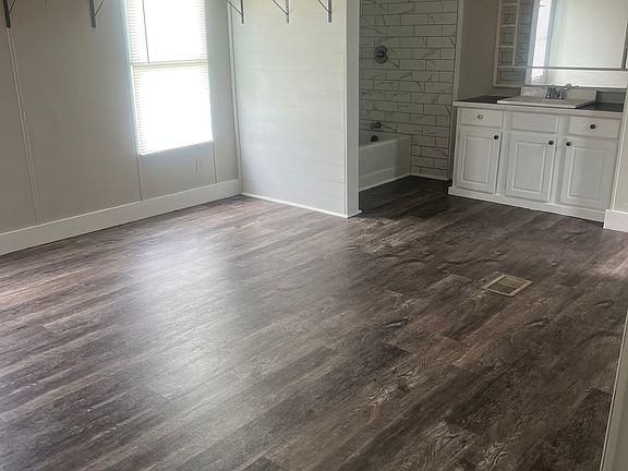 3rd image of 7031 Lone Oak Rd #216