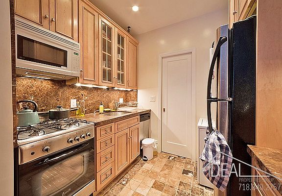 2nd image of 48 Montgomery Pl APT 2