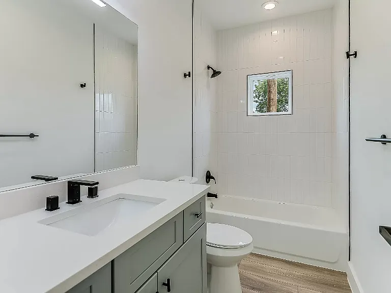606 S Hackberry — Photo 2
