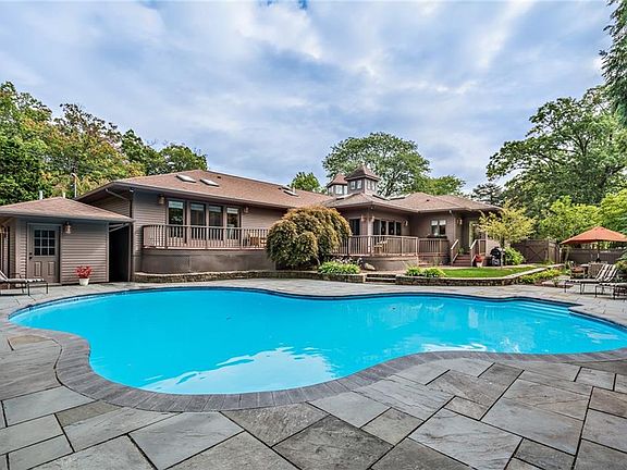 4th image of 642 Blackstone Blvd