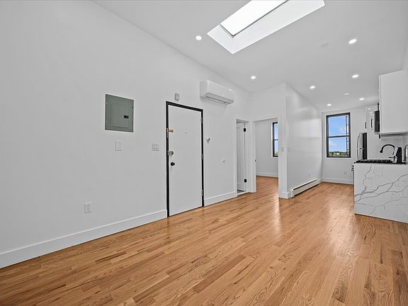 3rd image of 2105A Pacific St #C