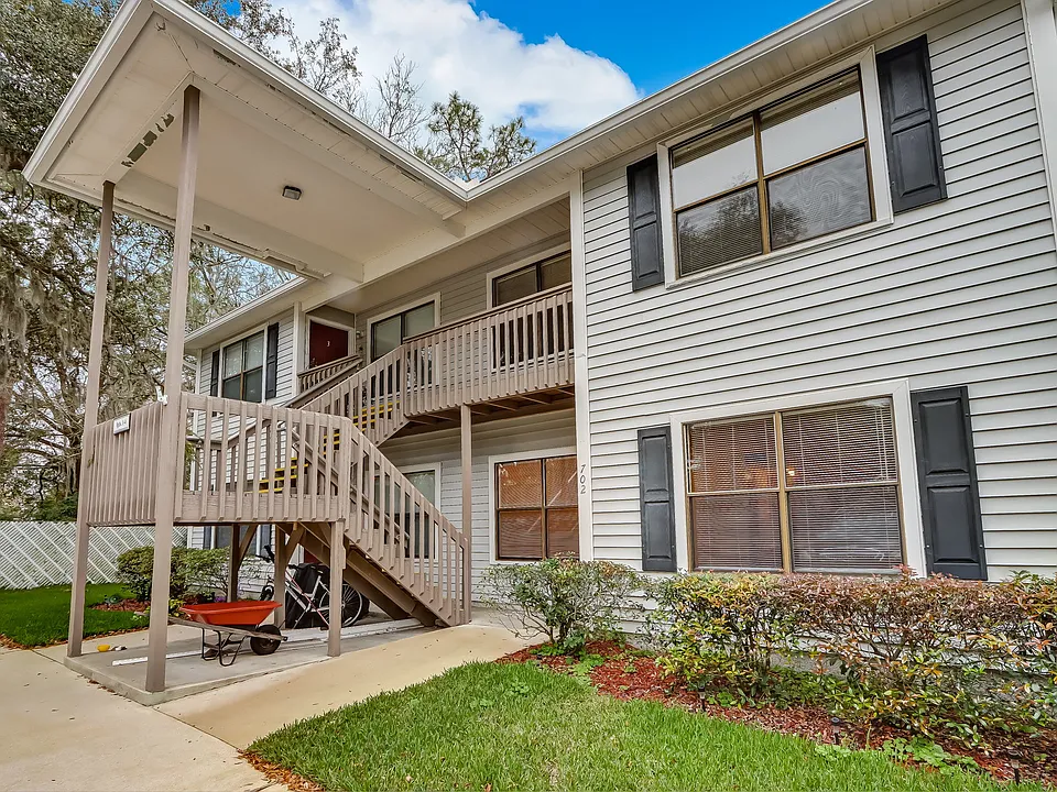 702 Meadowbrook Dr #11
