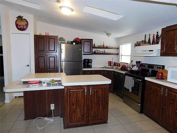 4th image of 3940 Court Dr E