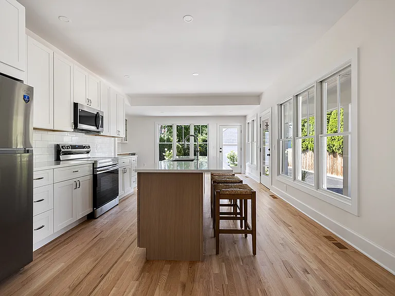 130 Bay Ave — Photo 17