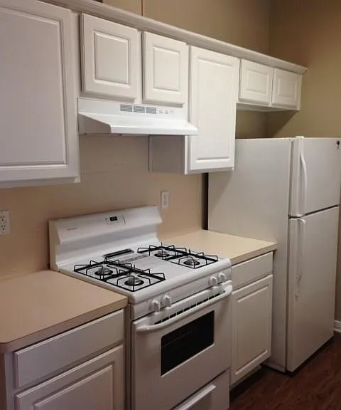 503 Gregory Ct — Photo 5