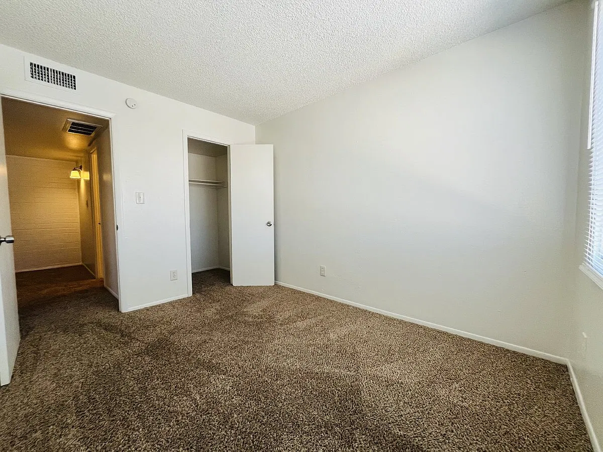 6713 W Devonshire Ave — Photo 3