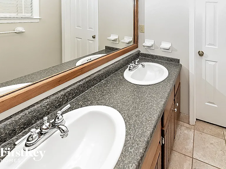 7066 Scepter Dr — Photo 10