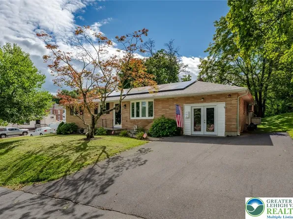 402 Maple St, Roseto, PA 18013