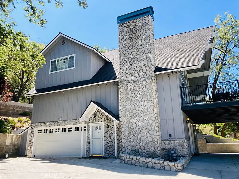 1050 Carousel Rd — Photo 2