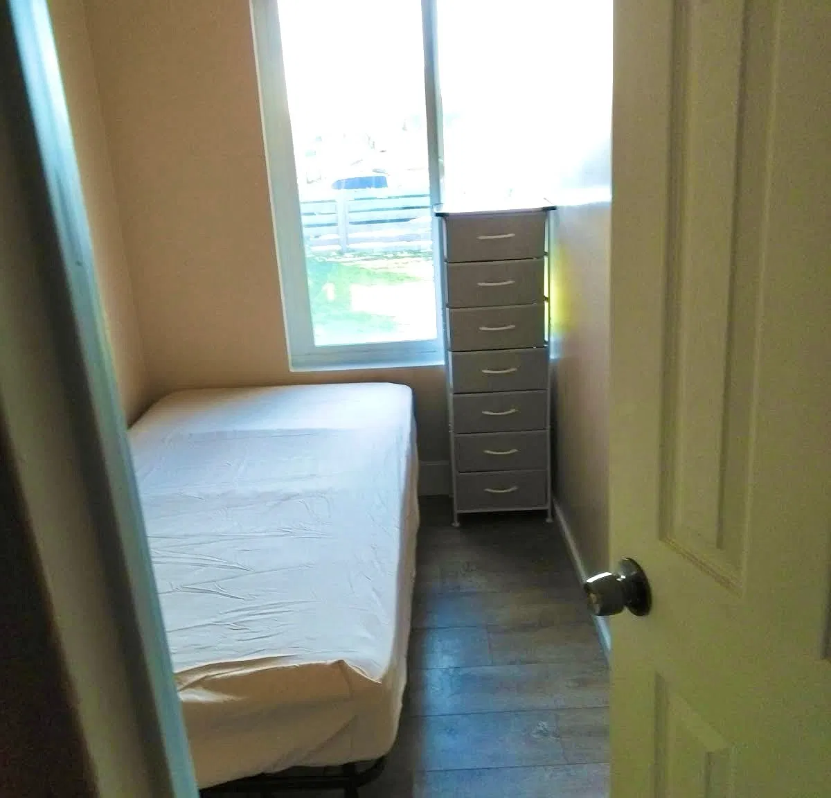 4 bed, $850 — Photo 1