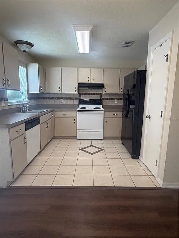 3 bed, 2.0 bath, 1320 sqft, $1,600 — Photo 2