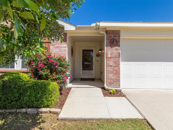 1233 Feather Crest Dr, Krum, TX 76249