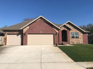 887 E Striper Dr, Nixa, MO 65714