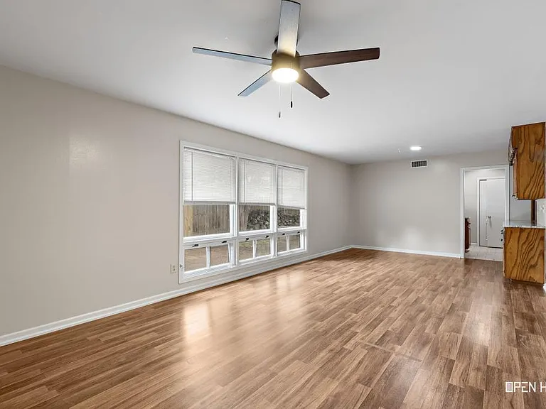 4202 Meadowbrook Dr — Photo 8