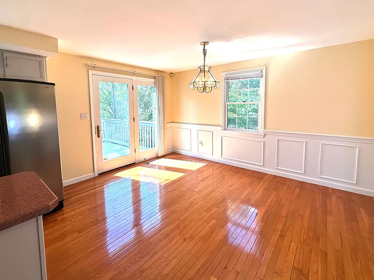 322 Lowell St — Photo 11