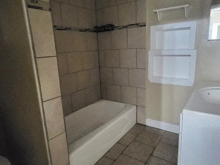 Full JHall Bathroom with Tub/Shower Combination