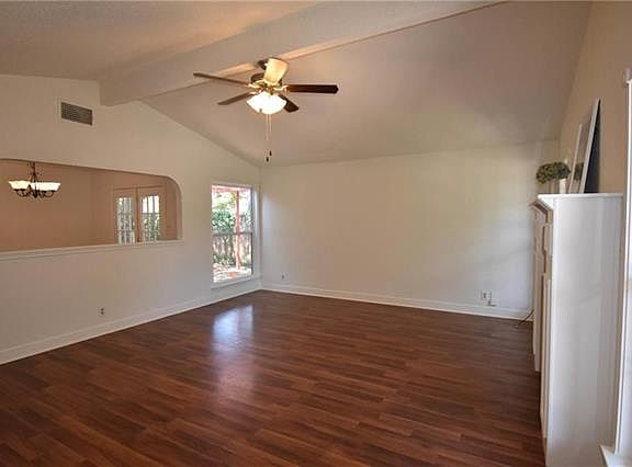3rd image of 801 Live Oak Dr