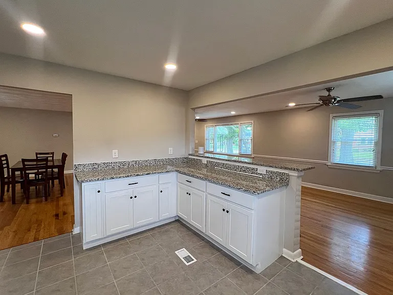 2725 Greendale Ave — Photo 11