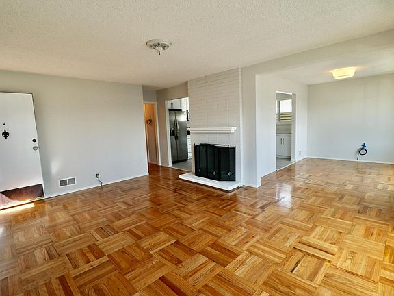 3rd image of 452 Lakeshire Dr