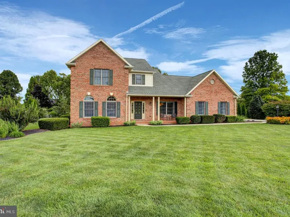 3236 Saint Andrews Dr, Chambersburg, PA 17202