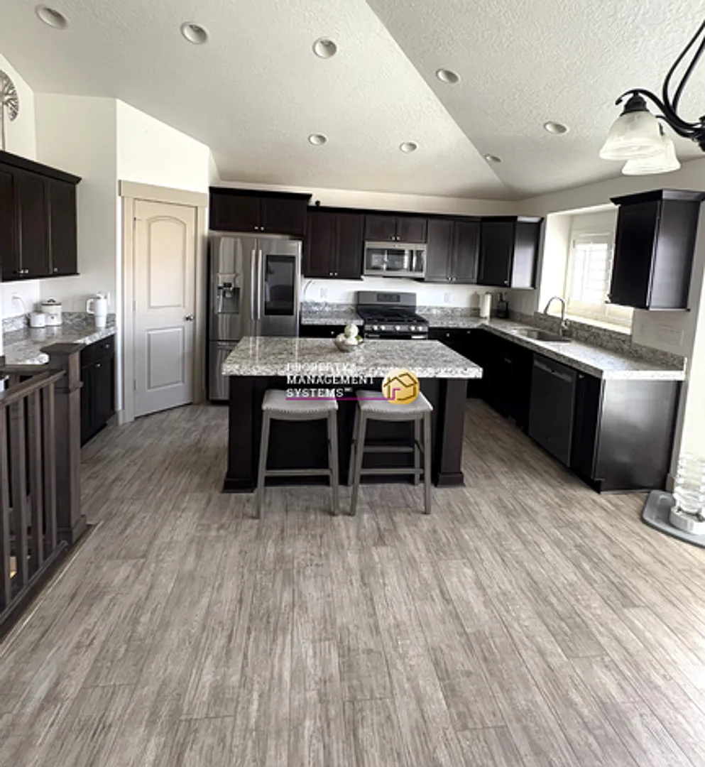 Beautiful 6 Bedroom Home in West Jordan! — Photo 4